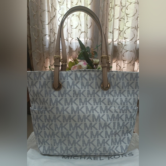 Authentic Michael Kors Pocketbook Tote in Vanilla - Picture 2 of 14